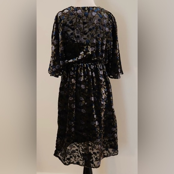 NWT MODCLOTH dramatic depths velvet floral dress.
Size XL - Picture 2 of 4